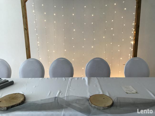 Drewniana ścianka ślubna weselna za Parą Młodą dekoracja tło