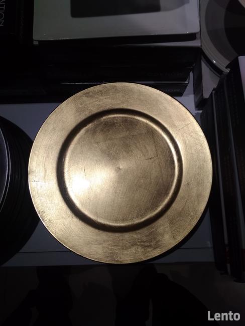 Złote podtalerze wynajem talerze ślub wesele dekoracje