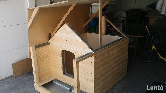 buda dla psa z drewna