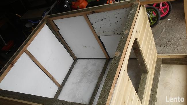 buda dla psa z drewna