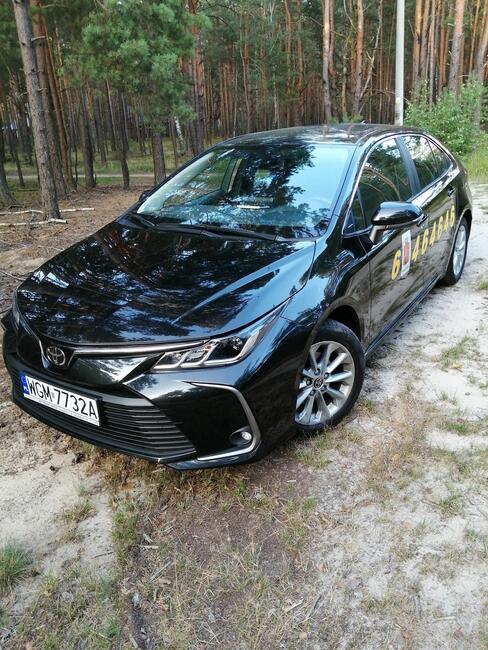 Taxi, przewóz osób nowym, komfortowym samochodem Toyota Coro