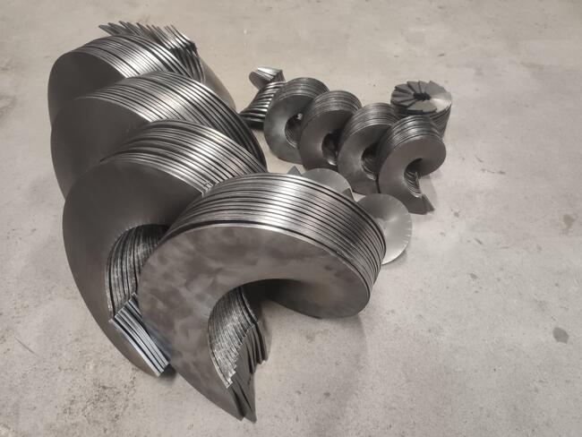 Pióra ślimaka, wały ślimakowe, zwoje żmijka wstęga spirala