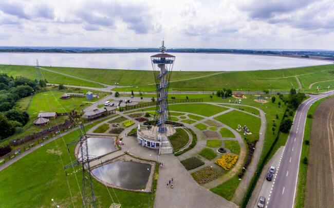 domek letniskowy nad jeziorem blisko morza