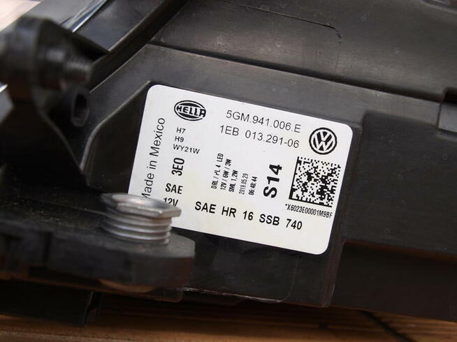 VW Golf 7 lampa prawa przód (zwykła) 2017 - 2020r