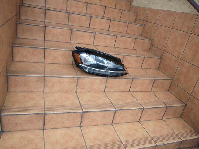 VW Golf 7 lampa prawa przód (zwykła) 2017 - 2020r