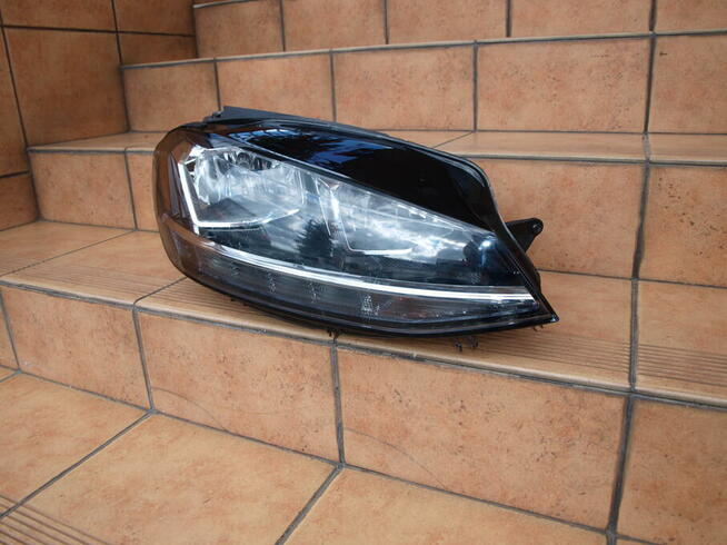 VW Golf 7 lampa prawa przód (zwykła) 2017 - 2020r