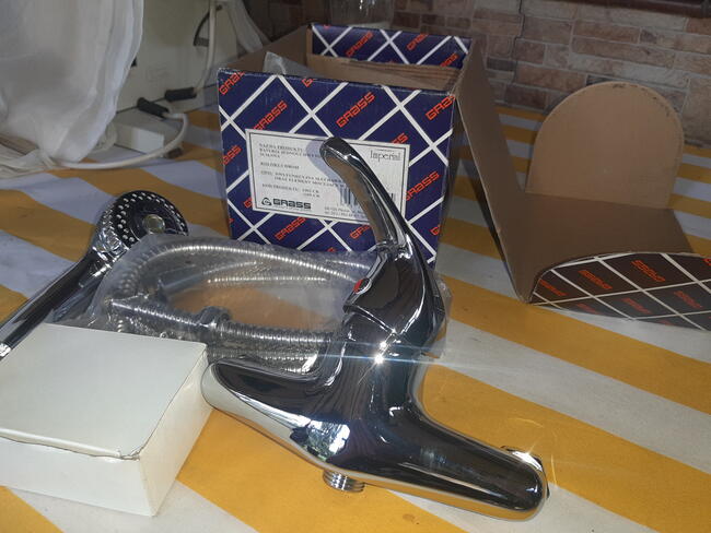 Bateria natryskowa scienna z zestawem natryskowym GRASS chro