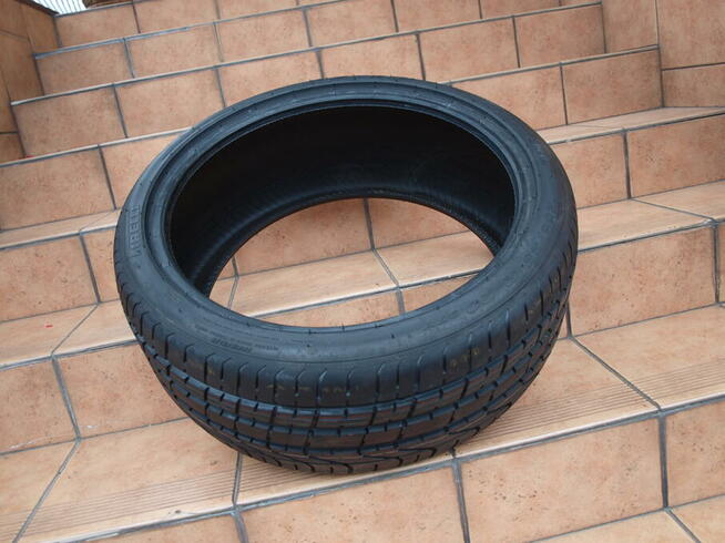 Opona 255 / 35 / 20 Pirelli (1 sztuka)