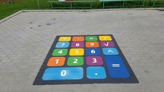 Malowanie kreatywnych gier podwórkowych i korytarzowych oraz