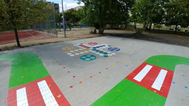 Malowanie kreatywnych gier podwórkowych i korytarzowych oraz