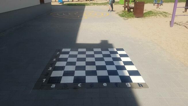 Malowanie kreatywnych gier podwórkowych i korytarzowych oraz