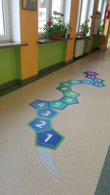 Malowanie kreatywnych gier podwórkowych i korytarzowych oraz