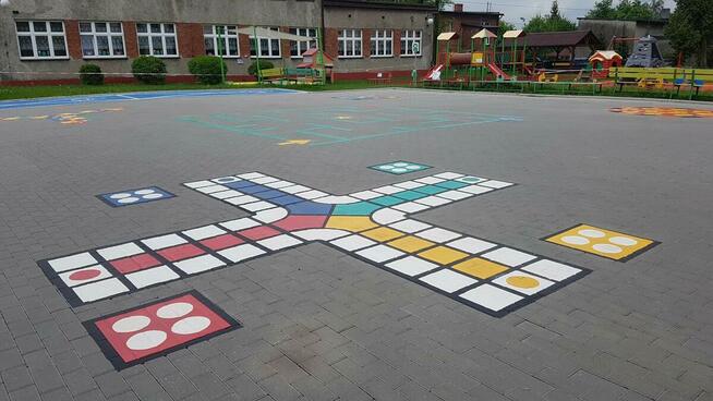 Malowanie kreatywnych gier podwórkowych i korytarzowych oraz