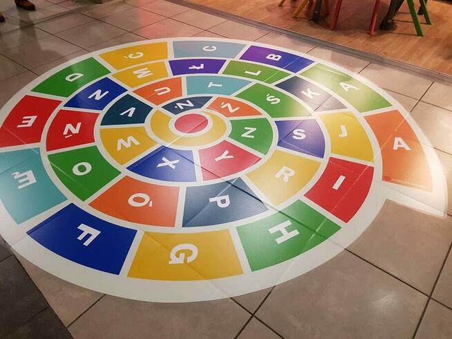 Malowanie kreatywnych gier podwórkowych i korytarzowych oraz