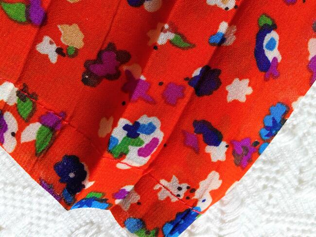 Zwiewna, plisowana, czerwona spódnica w kwiatuszki mini