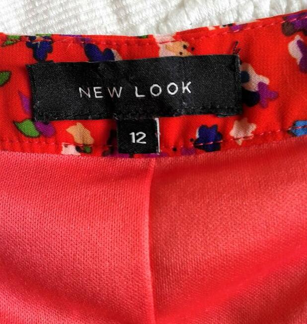 Zwiewna, plisowana, czerwona spódnica w kwiatuszki mini