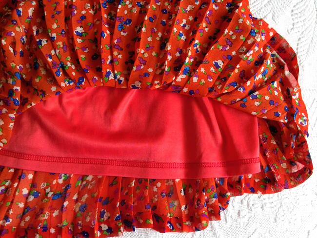 Zwiewna, plisowana, czerwona spódnica w kwiatuszki mini