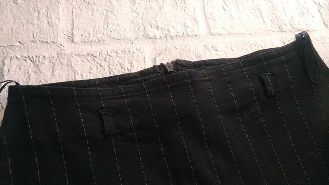 Czarna spódniczka w beżowe pionowe paski - S/36