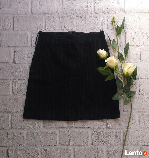 Czarna spódniczka w beżowe pionowe paski - S/36