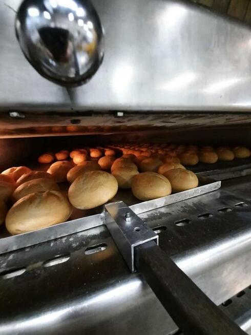 PRACOWNIKA W PIEKARNI