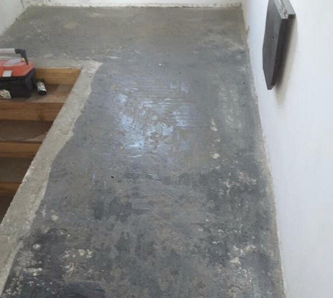 Usuwanie subitu lepiku kleju z pod parkietu