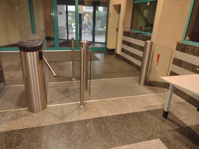 Bramka uchylna wejściowa tripod