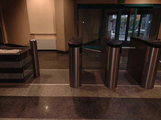 Bramka uchylna wejściowa tripod