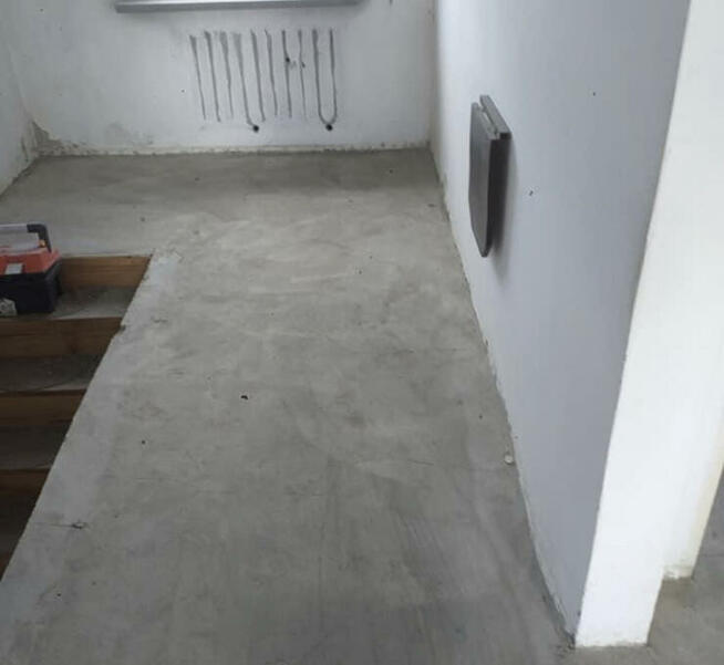 Usuwanie subitu lepiku kleju z pod parkietu