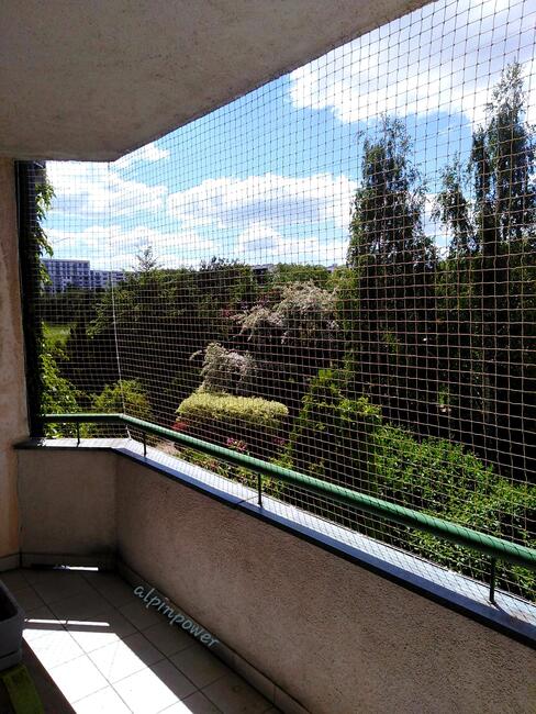 Montaż siatki na gołębie preciw ptakóm osiatkowanie balkonu