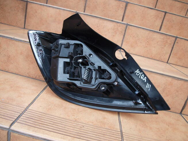 Opel Astra H lampa prawa tył 2004 - 2008r (europa)
