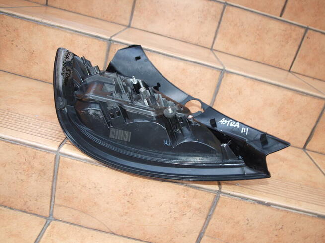 Opel Astra H lampa prawa tył 2004 - 2008r (europa)