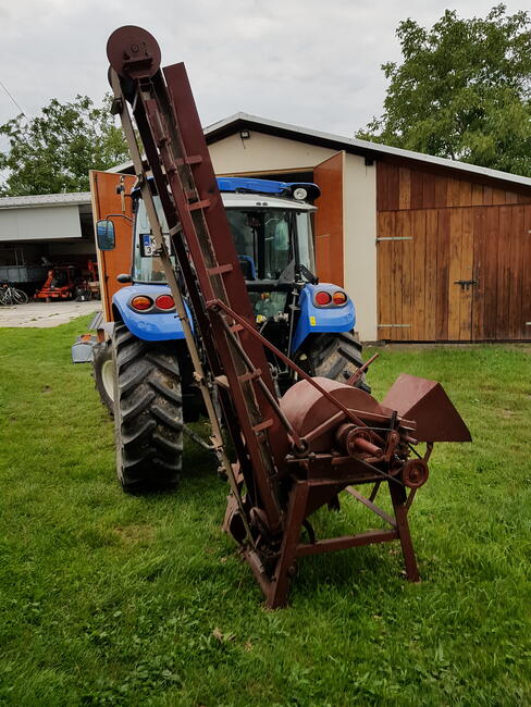Rębak z taśmociągiem samozaładowczym i podajnikiem