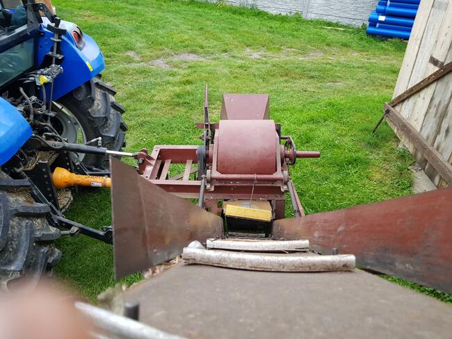 Rębak z taśmociągiem samozaładowczym i podajnikiem