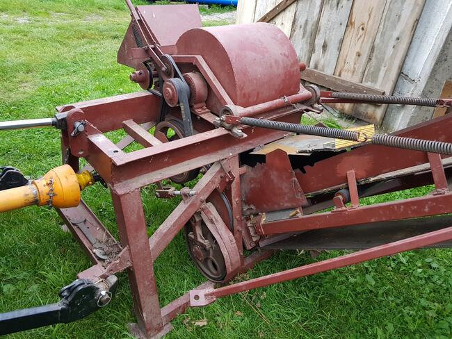 Rębak z taśmociągiem samozaładowczym i podajnikiem