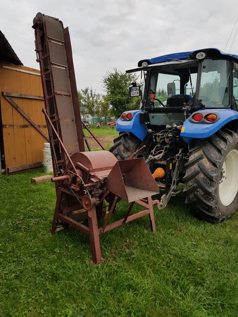 Rębak z taśmociągiem samozaładowczym i podajnikiem