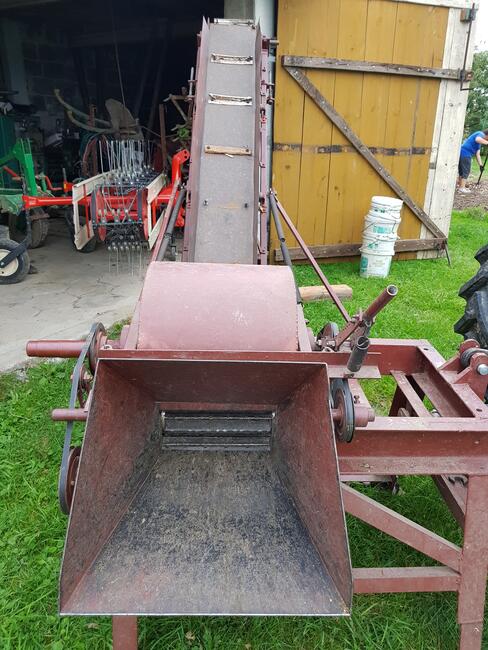 Rębak z taśmociągiem samozaładowczym i podajnikiem