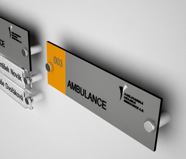 Tabliczki i tablice na dystansach, szyldy na elewacjach