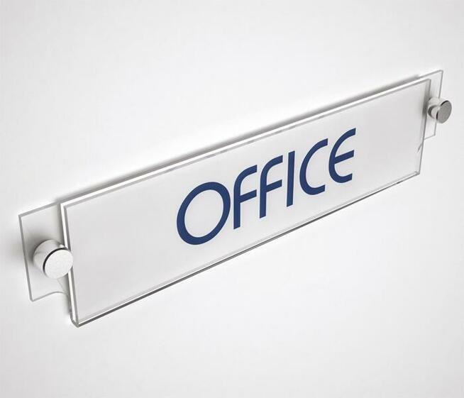 Tabliczki i tablice na dystansach, szyldy na elewacjach