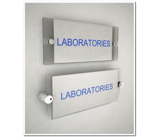 Tabliczki i tablice na dystansach, szyldy na elewacjach