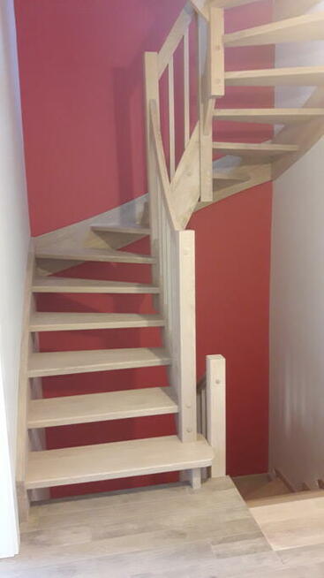 PODŁOGI I SCHODY DREWNIANE