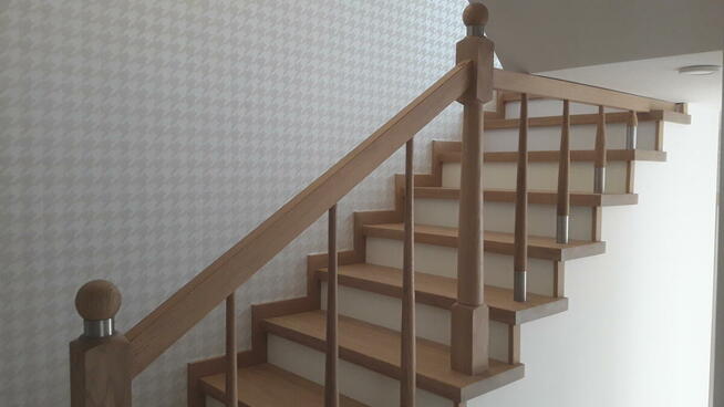 PODŁOGI I SCHODY DREWNIANE