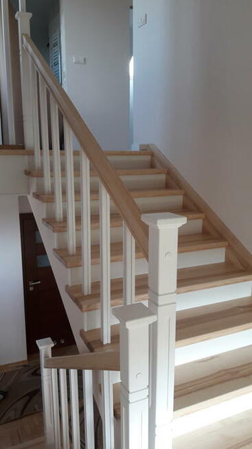 PODŁOGI I SCHODY DREWNIANE