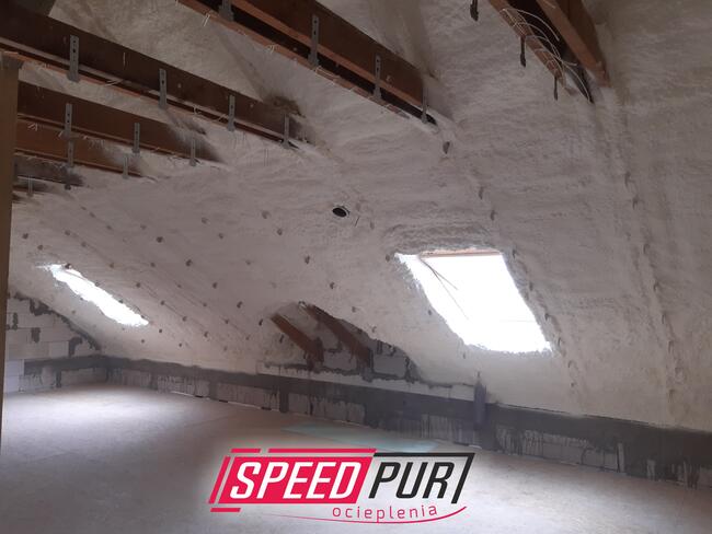 Piana PUR Ocieplanie Poddasze Wiązary Dach Strop Strych
