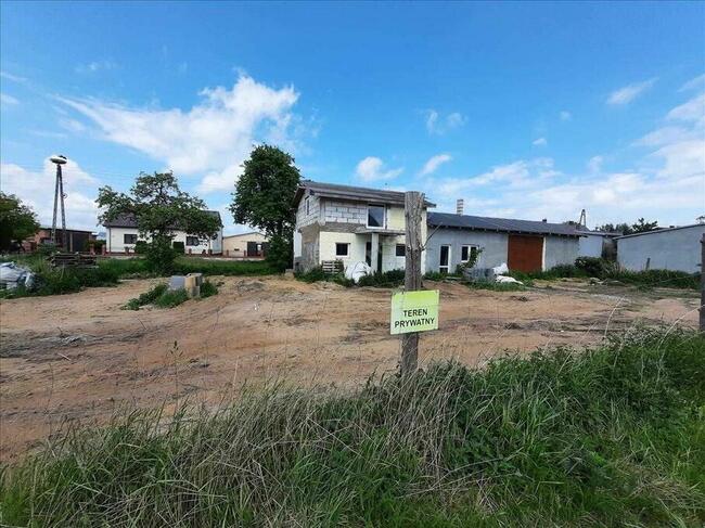 Działka zabudowana domem jednorodzinnym .