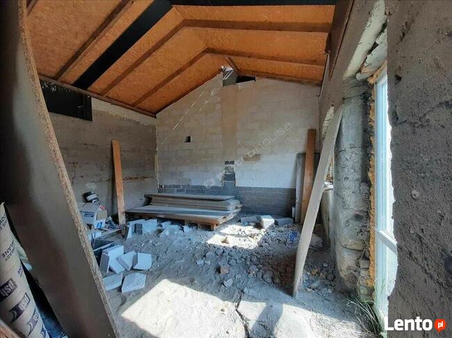 Działka zabudowana domem jednorodzinnym .