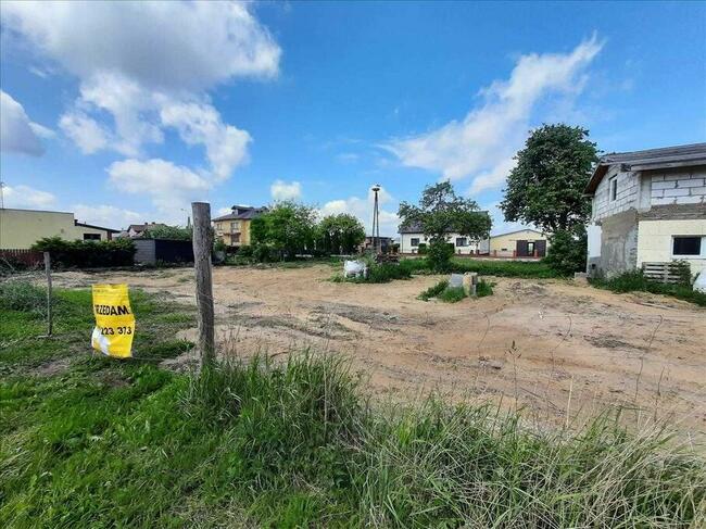 Działka zabudowana domem jednorodzinnym .