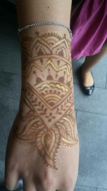 PROFESJONALNE MALOWANIE BUZI-ABSOLWENTKA AKADEMII SZTUK PIEK