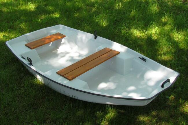 Mała łódka, kajak, skiff, łódka wędkarska, łódka rekreacyjna