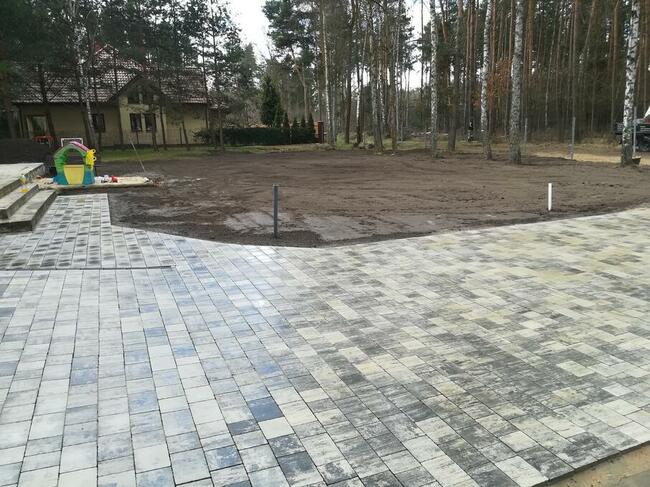 Prace ogrodnicze ziemne ogrodzenia i kostka brukowa.