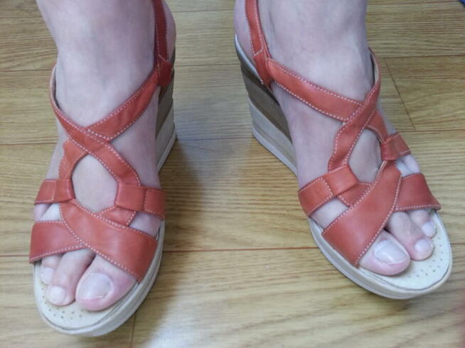 sandały na platformie